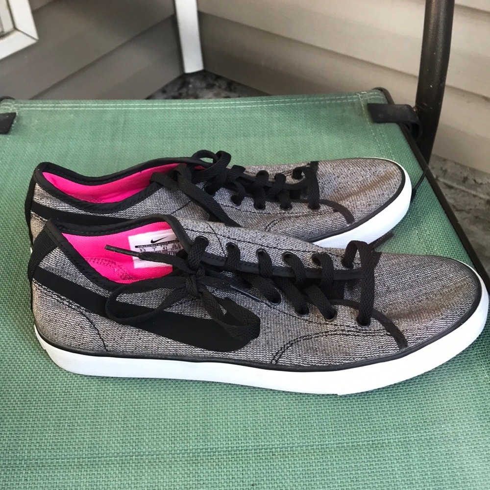 *NIKE* Gray and Pink Shoes
